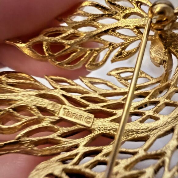 VTG Crown Trifari Goldtone Textured Openwork Leaf Brooch Modernist MCM Old Money - Picture 9 of 9